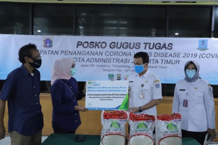 Wali Kota Jakarta Timur M Anwar menerima bantuan dua ton beras dari BPJS Ketenagakerjaan Jakarta Timur untuk para pekerja di Jakarta Timur, Rabu (6/5/2020).