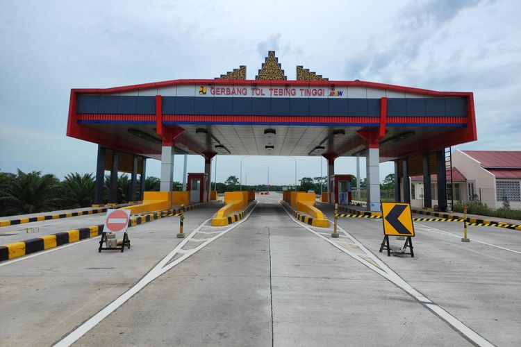 Gerbang Tol Tebing Tinggi pada ruas Jalan Tol Kuala Tanjung-Tebing Tinggi-Parapat.