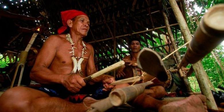 Masyarakat adat di seluruh Indonesia berjuang dengan cara mereka sendiri untuk memerangi virus corona yang mewabah dengan melakukan adat dan ritual masing-masing untuk mencegah penularan penyakit pernapasan mematikan ini. 
