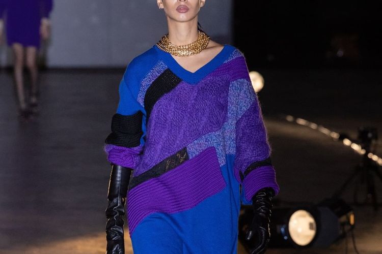 Pakaian rajut berpotongan lebar yang ditampilkan pada Paris Fashion Week 2020. 