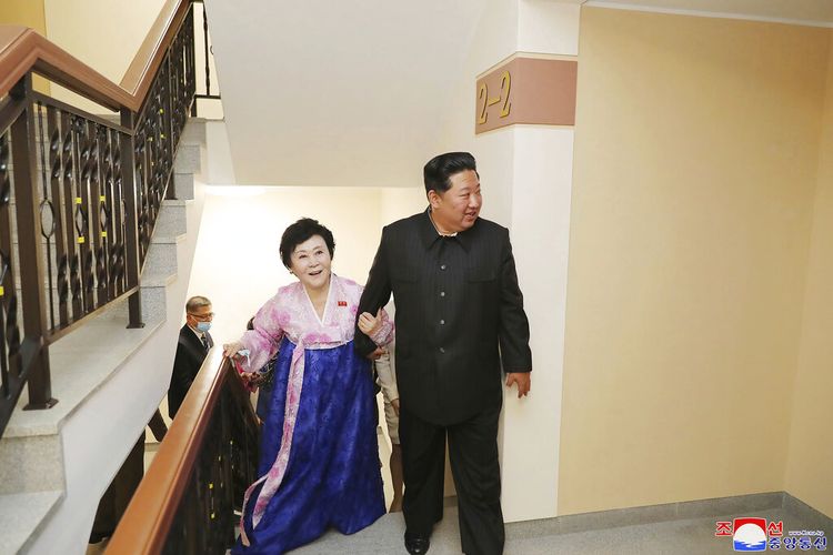 Dalam foto yang disediakan oleh pemerintah Korea Utara ini, Kim Jong Un mengunjungi rumah baru penyiar Korean Central Broadcasting Ri Chun Hi, kedua kanan, setelah menghadiri upacara peresmian distrik perumahan bertingkat tepi sungai Pothong di Pyongyang, Korea Utara Rabu, 13 April. 2022. 
