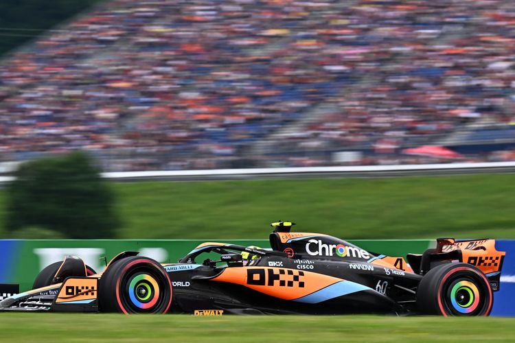 Pebalap McLaren asal Inggris Lando Norris pada adu sprint di trek balap Red Bull di Spielberg, Austria, pada 1 Juli 2023, menjelang Grand Prix Formula 1 Austria. (Foto oleh Joe Klamar / AFP)