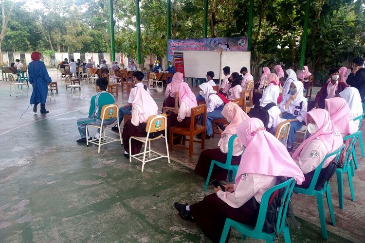 Vaksinasi pelajar SMAN 4 Kota Blitar, Rabu (25/8/2021)