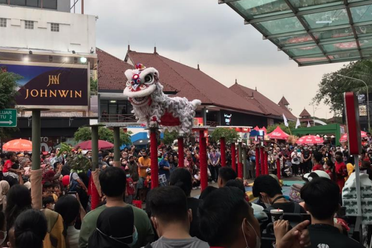 Para pengunjung menonton atraksi barongsai di Jakarta Fair Kemayoran 2022 