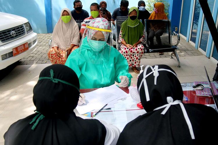 Warga dengan kategori orang dalam pemantauan (ODP) dan tenaga medis di wilayah Lampulo dan Kuta Alam mengikuti tes swab Covid-19 massal yang dipusatkan di Puskesmas Kuta Alam, Banda Aceh, Rabu (17/6/2020). Tes swab massal yang digelar gratis dan diikuti seratusan orang ini merupakan program Pemerintah Kota Banda Aceh bekerja sama dengan Universitas Syiah Kuala dalam upaya menekan penyebaran virus corona.