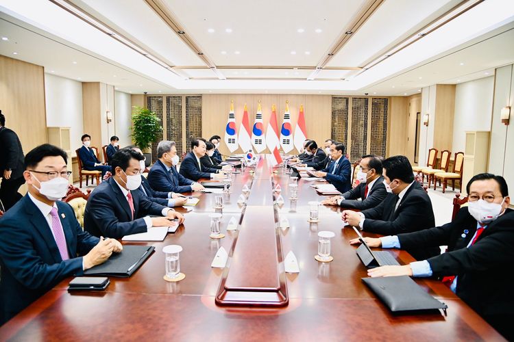 Suasana pertemuan antara Presiden Joko Widodo dan Presiden Korea Selatan Yoon Suk-yeol beserta delegasi kedua negara di Seoul, Kamis (28/7/2022).