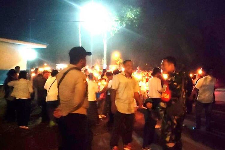 Para jemaat HKBP Ressort Exaudi Pasir Pengaraian saat melakukan pawai obor api di Kabupaten Rokan Hulu, Riau, Minggu (9/4/2023) dini hari.