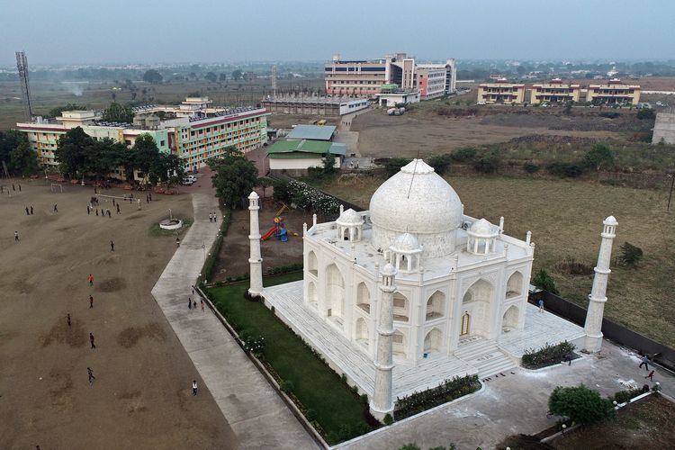 Replika Taj Mahal buatan pengusaha India, Anand Prakash Chouksey, saat difoto dari atas pada 25 November 2021. Chouksey membuatnya untuk istri kesayangannya.