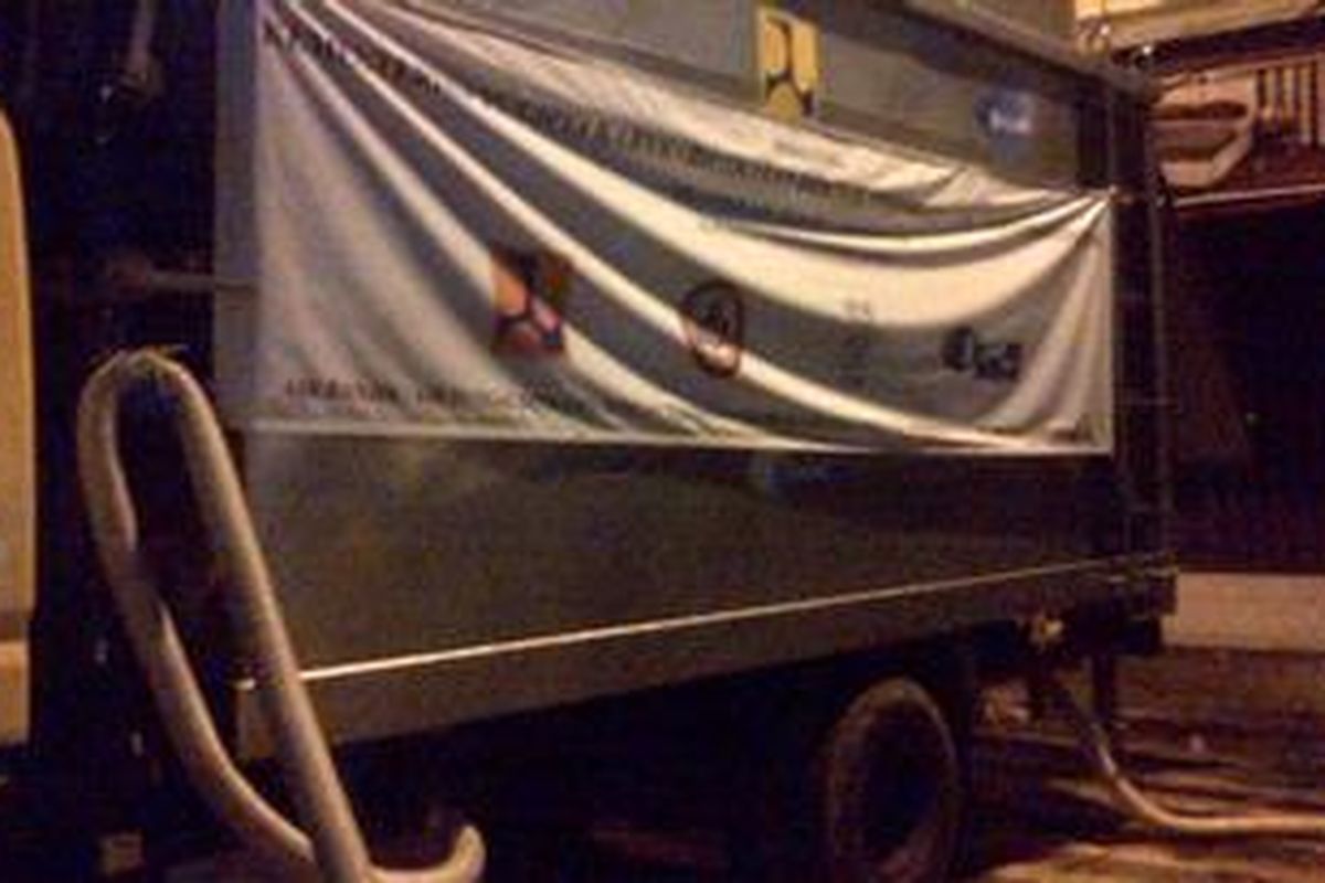 Mobil Penjernih Air yang berada di Jatinegara Barat, Kp Melayu, Jatinegara, Jakarta Timur, yang dapat digunakan untuk mandi, serta kebutuhan lain seperti minum, untuk memasak. Minggu (20/1/2013)