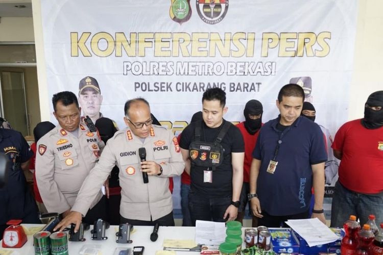 Kapolres Metro Bekasi Kombes (Pol) Gidion Arif Setyawan saat menggelar konfrensi pers mengenai penangkapan 7 tersangka yang menjual produk kadaluarsa di Mapolsek Cikarang Barat, Kamis (24/11/2022).
