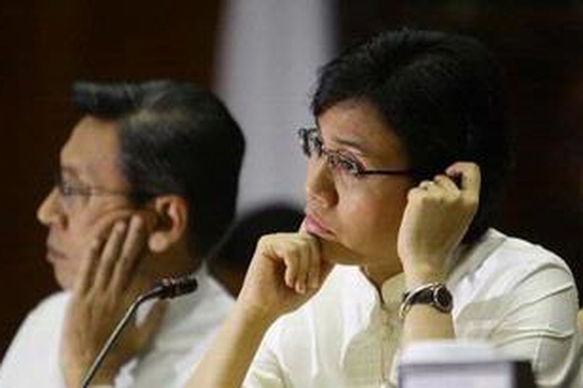 Sri Mulyani Indrawati (kanan) dan Boediono (kiri).