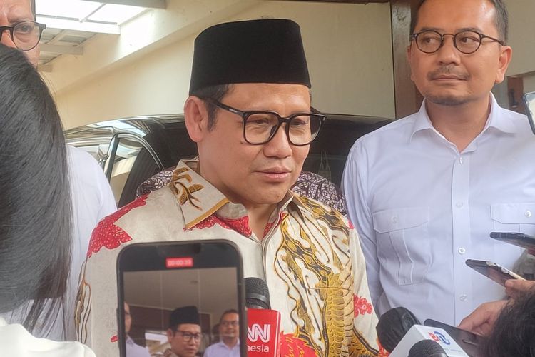 Ketua Umum Partai Kebangkitan Bangsa (PKB) Muhaimin Iskandar atau Cak Imin menggunakam baju batik saat bertemu Wakil Presiden ke-6 RI Try Sutrisno, di kawasan Menteng, Jakarta Pusat, Sabtu (20/5/2023).