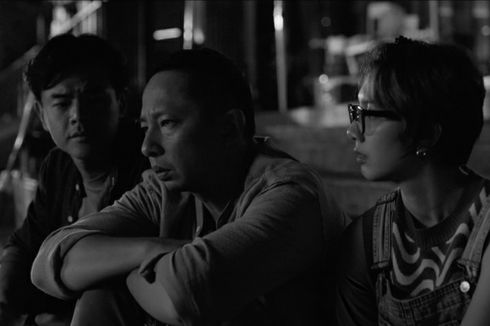 Trailer Perdana Film Jatuh Cinta Seperti di Film-Film Rilis, Tampilkan Visual Hitam Putih 