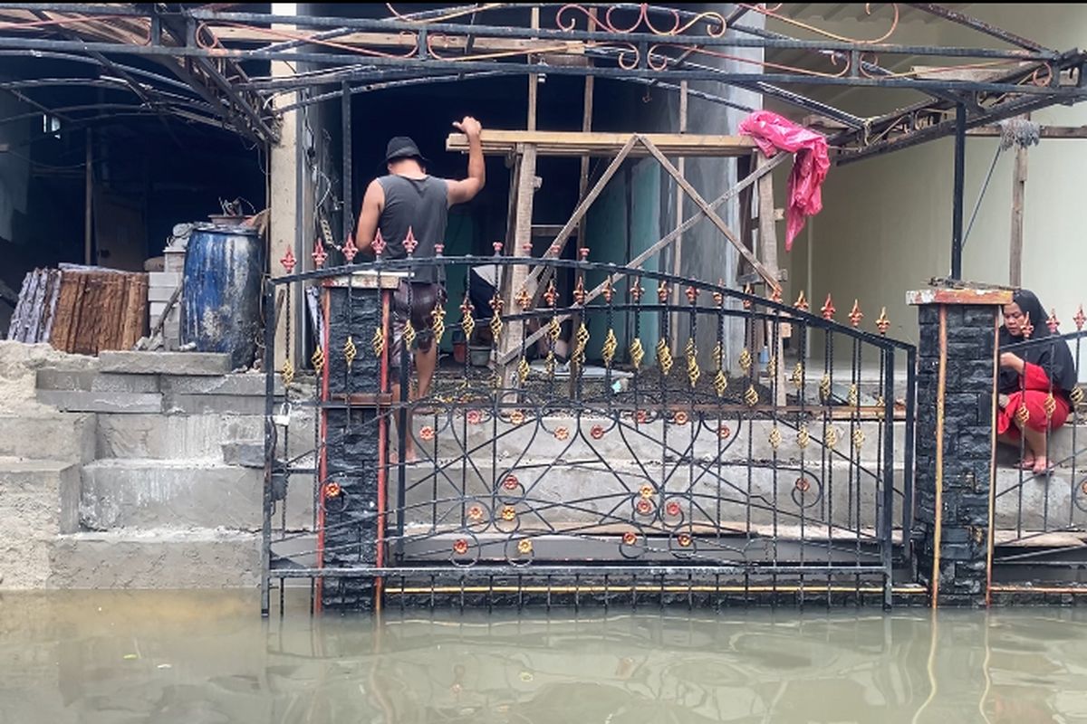 Sebanyak 600 keluarga Perumahan Kartika Wanasari di Cibitung, masih terdampak banjir sejak hujan deras mengguyur sebagian wilayah Kabupaten Bekasi pada Minggu (18/5/2025).