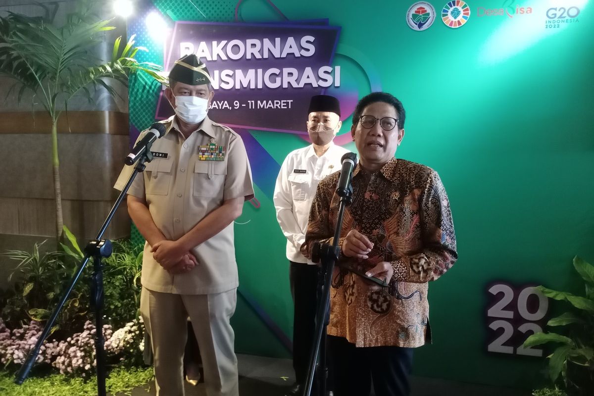 Menteri Desa PDTT Abdul Halim Iskandar bersama Ketua Persatuan Purnawirawan Angkatan Darat (PPAD) Doni Monardo dan Pj Sekda Provinsi Jawa Timur Wahid Wahyudi memberikan keterangan pers tentang Rakornas Transmigrasi 2022 di Surabaya, Jawa Timur, Rabu (9/3/2022).