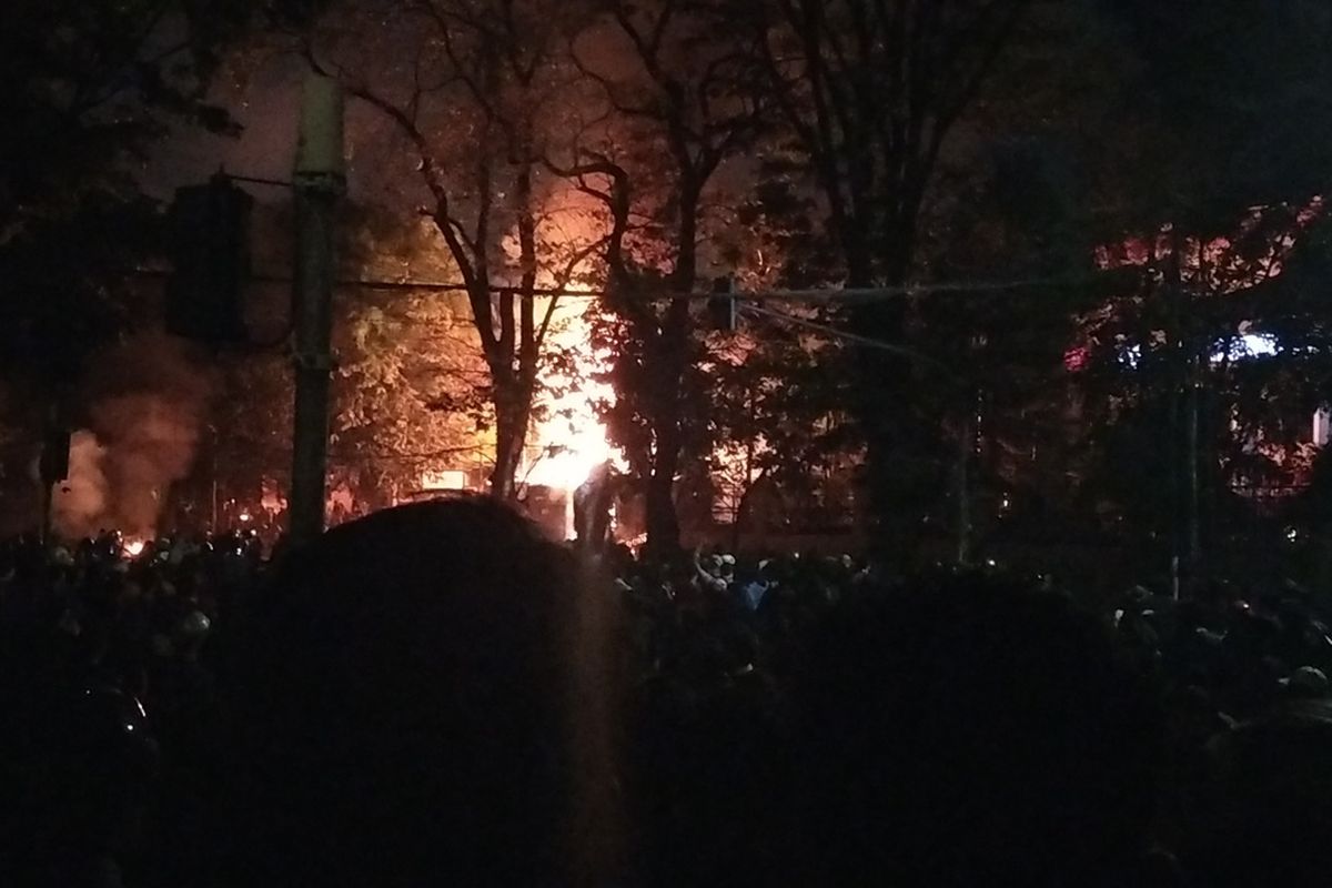 Massa pengunjuk rasa masih bertahan di depan Gedung DPRD Jawa Barat, Jalan Diponegoro, Kota Bandung, Jumat (29/8/2025) malam. Mereka menembakkan petasan hingga mercon ke arah dalam gedung.