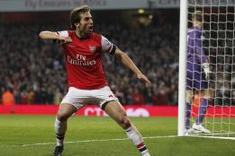 Gelandang Arsenal Mathieu Flamini merayakan golnya ke gawang Manchester City, pada pertandingan Premier League, di Emirates Stadium, Sabtu (29/3/2014).