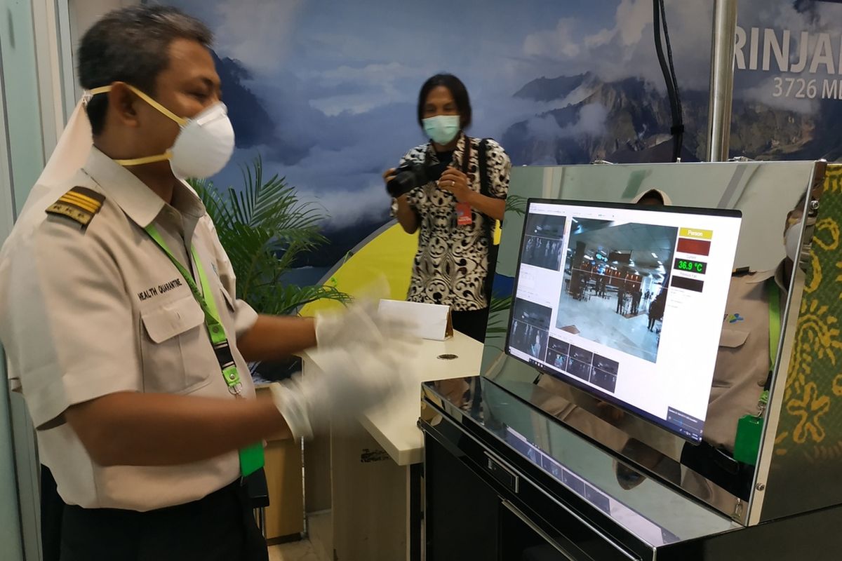 Koordjbator Kantor Kesehatan Pelabuhan (KKP) Bandara Internasional Lombok, Datu Kusumajati, mendeteksi penumpang yang masuk ke Bandara Internasional Lombok, mengunakan alat pemindai suhu tubuh atau thermal scanner, Sabtu (25/1/2020) sebagai upaya antisipasi masuknya virus novel corona ke Lombok.