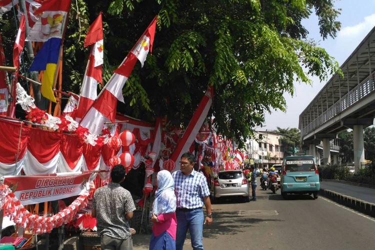 Penjual musiman atribut kemerdekaan di sepanjang Jalan Bekasi Barat, Pasar Jatinegara, Jakarta Timur. Senin (7/8/2017).