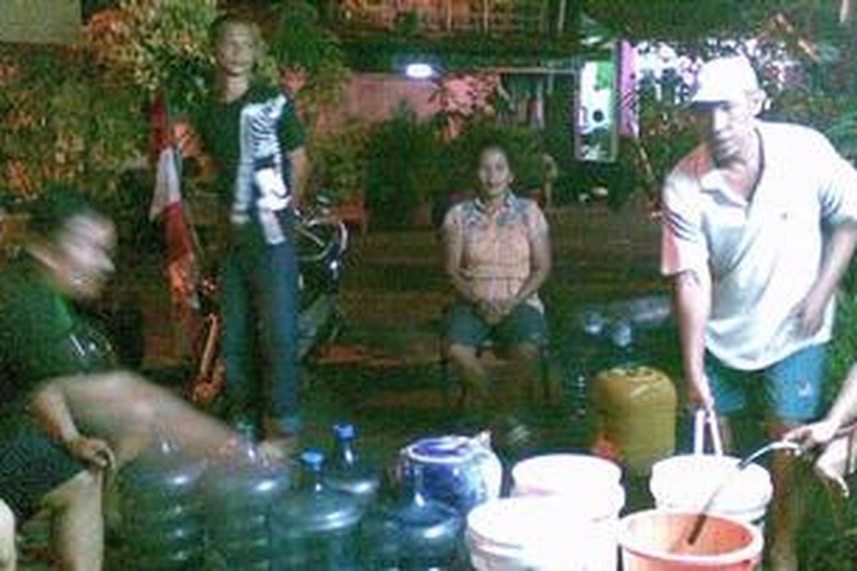 Warga RW 08 Kelurahan Petojo Selatan, Jakarta Pusat, sedang mengantri air di sebuah sumber air tanah di Poskamling setempat, Sabtu (03/09/2011). Antrian ini, menurut warga, sudah berlangsung selama tiga hari, sejak pagi hingga dini hari.