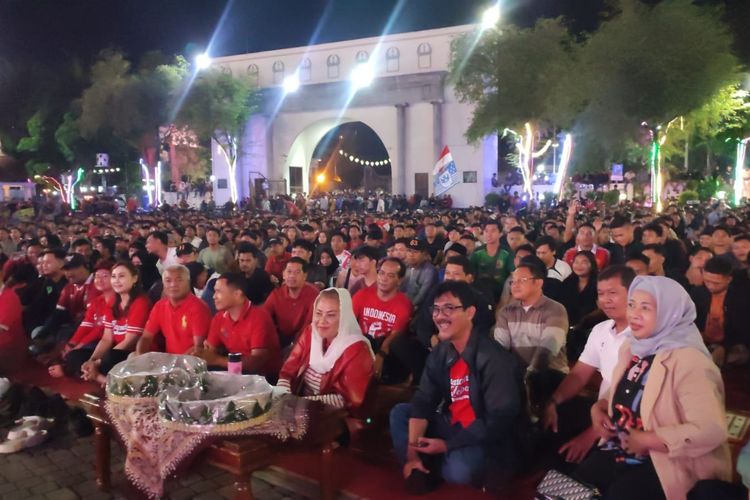 Suasana kegiatan Nonton Bareng (Nobar) Pertandingan Timnas Indonesia melawan Timnas Korea Selatan pada Piala AFC U-23 di Halaman Balai Kota Semarang, Jumat (26/4/2024).