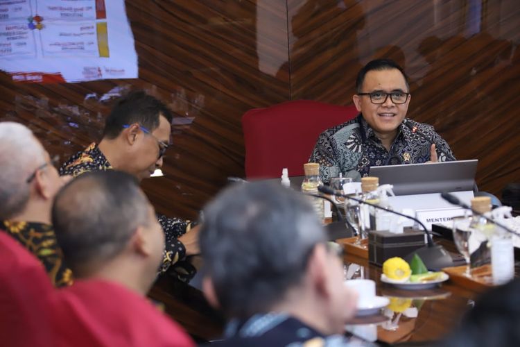 Menteri Pendayagunaan Aparatur Negara dan Reformasi Birokrasi (Menpan RB) Abdullah Azwar Anas saat menerima Transparansi Internasional Indonesia (TII) di Kantor Kementerian PANRB, Jakarta, Kamis (18/1/2024).
