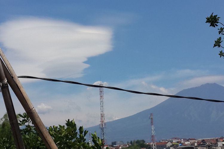 Gunung Arjuno dengan awan lenticular di dekatnya, Kamis (5/11/2020).