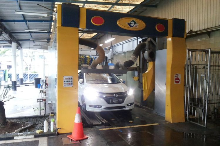 Salah satu layanan cuci mobil dengan tenaga robot atau robotic car wash yang ada di Jalan Margonda, Depok, Selasa (7/11/2017).