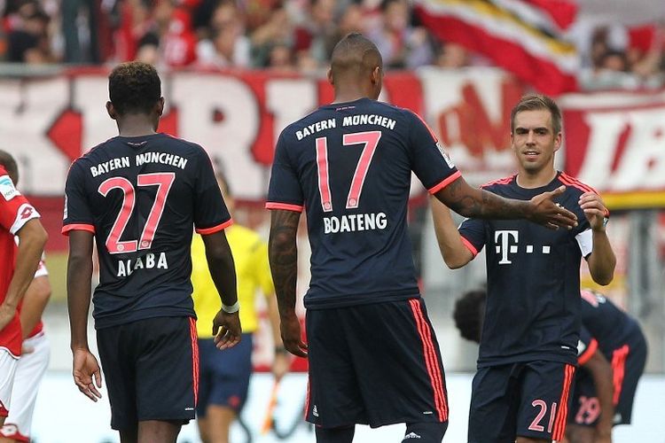 David Alaba, Jerome Boateng dan Philipp Lahm merayakan kemenangan 3-0 setelah pertandingan sepakbola Bundesliga divisi 1 Jerman 1 FSV Mainz 05 vs FC Bayern Muenchen di Mainz, tengah Jerman, pada 26 September 2015.
RESTRICTIONS: DURING MATCH TIME: DFL RULES TO LIMIT THE ONLINE USAGE TO 15 PICTURES PER MATCH AND FORBID IMAGE SEQUENCES TO SIMULATE VIDEO. 
== RESTRICTED TO EDITORIAL USE ==
FOR FURTHER QUERIES PLEASE CONTACT DFL DIRECTLY AT + 49 69 650050. (Photo by DANIEL ROLAND / AFP)