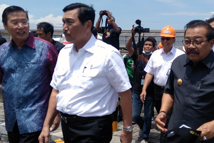 Menteri Koordinator Kemaritiman Luhut Binsar Pandjaitan (tengah), saat berkunjung ke Gresik dan Surabaya, Senin (20/3/2017).