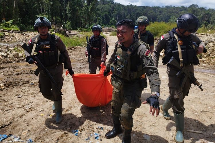 Petugas Satgas Damai Cartens saat mengevakuasi penambang yang tewas diserang KKB di Yahukimo, Papua Pegunungan, Senin (16/10/2023)