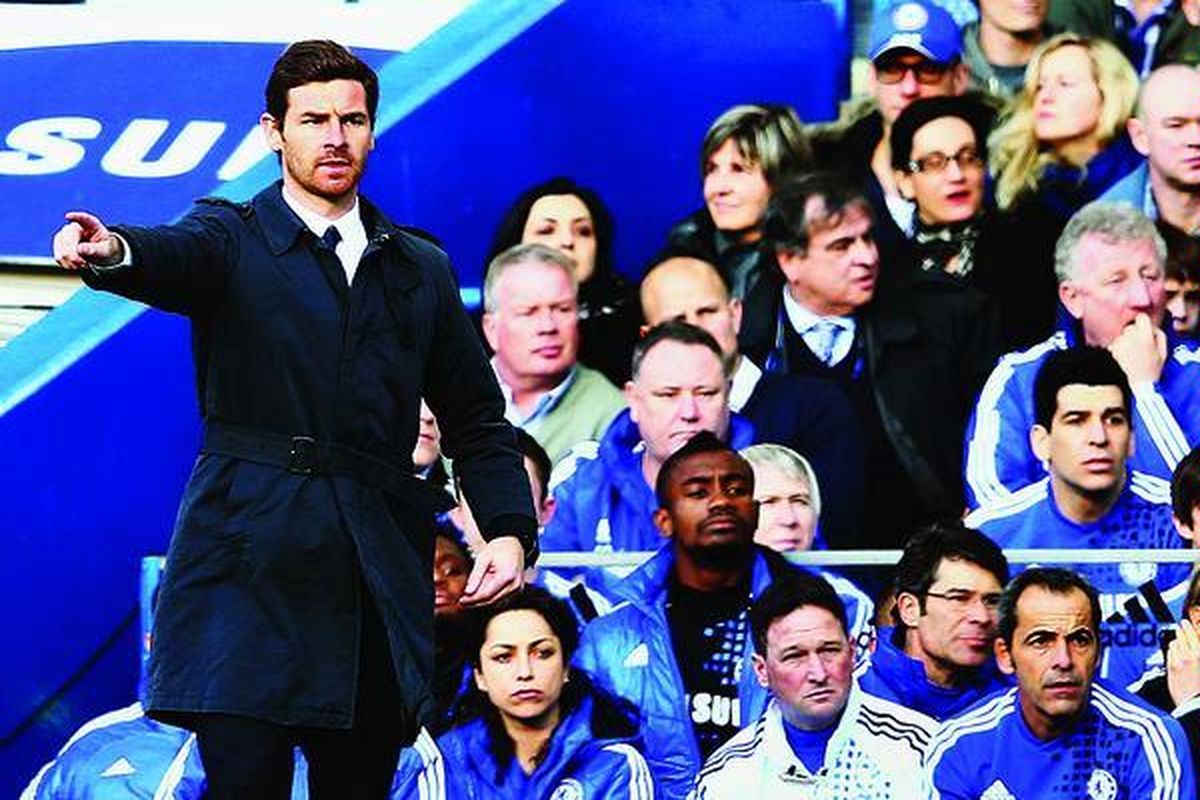 Gaya Andre Villas-Boas saat menjadi pelatih Chelsea dalam sebuah laga di Stadion Stamford Bridge, London, Inggris,  Februari 2012. Villas-Boas direkrut menjadi pelatih sesama klub London, Tottenham Hotspur, yang belum lama ini memberhentikan Harry Redknapp.