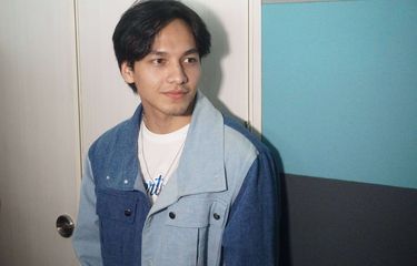 Jefri Nichol berpose pada press conference film Seperti Hujan yang Jatuh ke Bumi di SCTV Tower, Jakarta Pusat, Jumat (13/3/2020). Film ini merupakan adaptasi dari novel best seller karya Boy Candra yang akan tayang tahun ini.