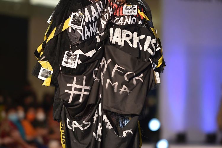 Hasil karya busana dari Desainer fashion asal Malang, Mutiara Syarif yang dibuat dari berbagai spanduk Usut Tuntas Tragedi Kanjuruhan dalam kompetisi Fashion Upcycling pada Sabtu (12/11/2022) di Ciputra Mal Surabaya. 