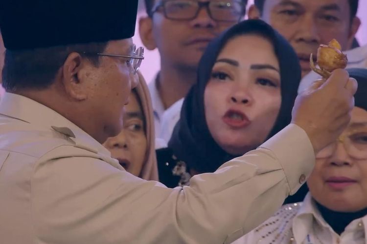 Aksi Prabowo Bawa Ayam Goreng MBG, Sebut jika 1 Ekor Dipotong Jadi 14, Berarti Dosa