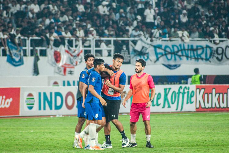 Penyerang Arema FC, Muhammad Rafli (kaus biru dengan rompi oranye) memeluk bek PSIS Semarang, Alfeandra Dewangga, usai laga PSIS Semarang vs Arema FC di Stadion Jatidiri, Kamis (7/7/2022).