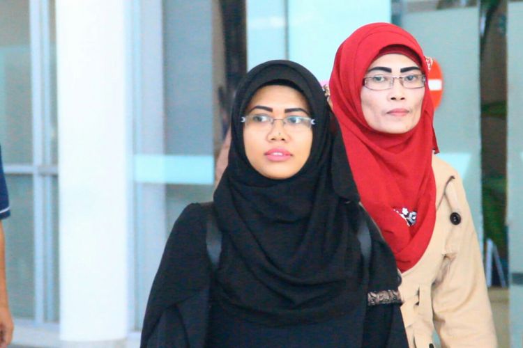 Dua TKW asal NTB, Sumiati (jilbab merah) dan Masani tiba di Bandara internasional Lombok, Kamis (7/6/2018) setelah dinyatakan bebas dari hukuman mati di Riyadh, Arab Saudi, Kamis (7/6/2018).