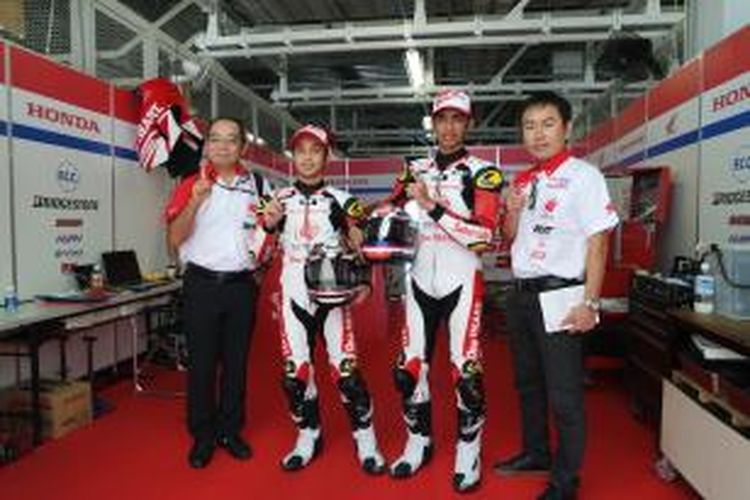 Pebalap Astra Honda Racing Team, Andi Farid Izdihar (dua dari kanan) dan Aditya Pangestu Hanafi (dua dari kiri), berpose bersama petinggi Astra Honda Motor, Toshiyuki Inuma (kiri) dan Koji Sugita, jelang balapan Suzuka 4 Hours di Sirkuit Suzuka, Jepang, Sabtu (25/7/2015).