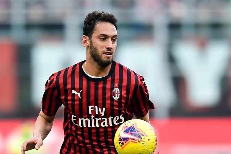 Gelandang AC Milan, Hakan Calhanoglu, beraksi pada laga Liga Italia 2019-2020.