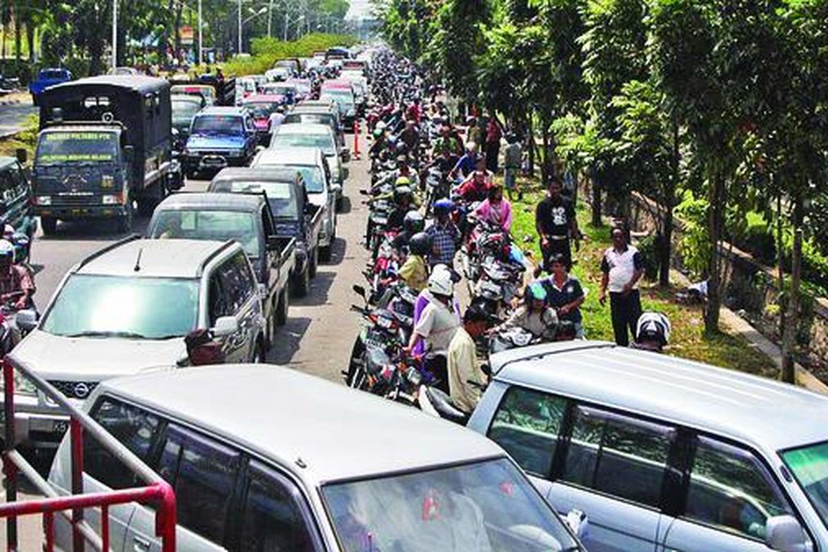Ribuan kendaraan antre hingga sekitar 1 kilometer untuk membeli premium di SPBU di Jalan A Yani, Pontianak, Kalimantan Barat, Selasa (8/3/2011). 