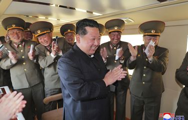 Foto tak bertanggal ini disediakan Minggu, 17 April 2022, oleh pemerintah Korea Utara menunjukkan pemimpinnya Kim Jong Un di sebuah lokasi yang dirahasiakan di Korea Utara mengamati peluncuran uji coba senjata berpemandu taktis yang baru dikembangkan.