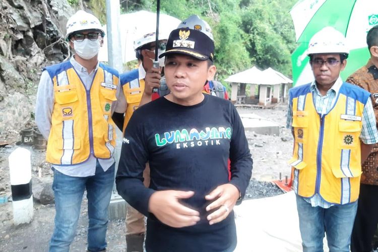 Bupati Lumajang Thoriqul Haq di Jembatan Gladak Perak Lumajang, Selasa (19/4/2022)