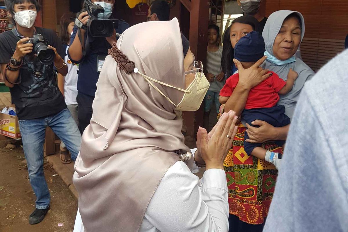 Calon walikota Tangerang Selatan nomor urut dua Siti Nur Azizah menyapa warga yang tinggal di sekitat Tempat Pemungutan Suara (TPS) 08 Pondok Pucung, Kecamatan Pondok Aren, Tangerang Selatan, tempat ia mencoblos, pada Rabu (9/12/2020).
