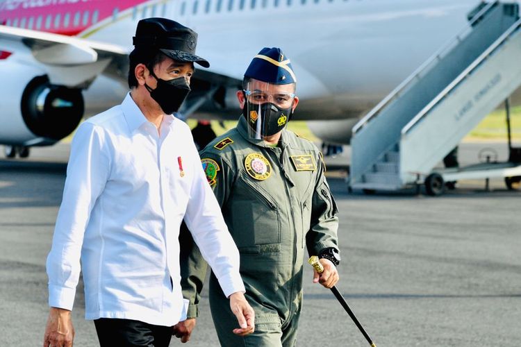 Presiden Joko Widodo saat menemui para penerbang Garuda Flight dan Nusantara Flight di Pangkalan TNI AU Iswahjudi, Magetan, Jawa Timur, Kamis (19/8/2021).