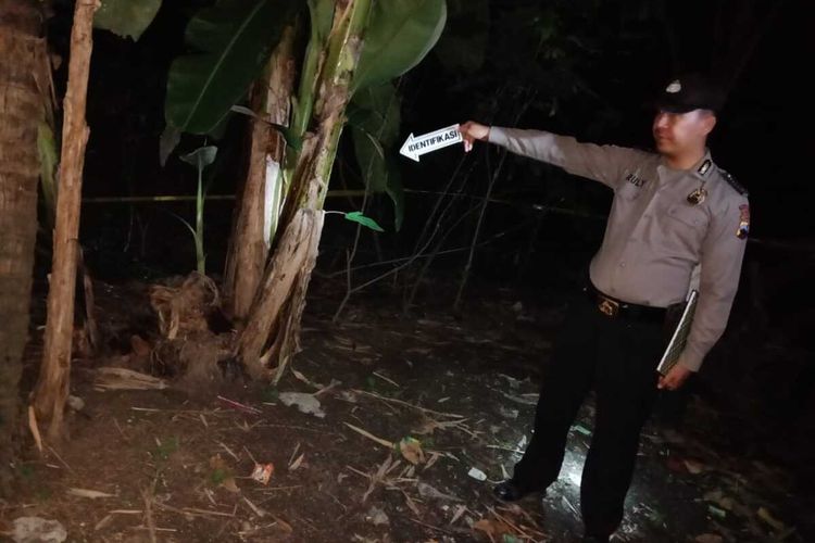 Polisi melakukan olah TKP lokasi penemuan granat nanas di Desa Sumberadi, Kecamatan/Kabupaten Kebumen, Jawa Tengah, Jumat (30/12/2019) malam.