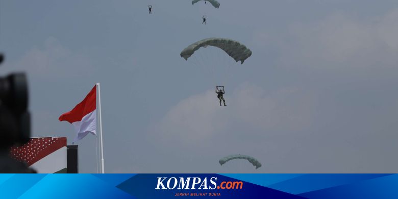 Riuh Tepuk Tangan Masyarakat Sambut "Touchdown" Pertama Penerjun Payung TNI saat HUT Ke-79