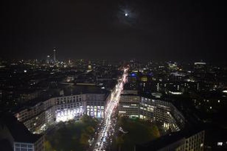 Pemandangan malam di Kota Berlin, Jerman, Jumat (7/11/2014). Jerman menggelar peringatan 25 tahun runtuhnya tembok berlin, dalam rangkaian kegiatan hingga Minggu (9/11/2014).