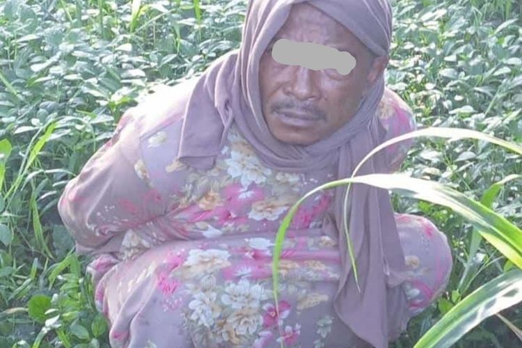 Tersangka pengedar narkoba yang menyamar menjadi ibu-ibu dengan mengenakan daster guna mengelabui saat Satuan Reserse Narkoba Polres Pasuruan melakukan pengejaran, Kamis (13/03/2025) 