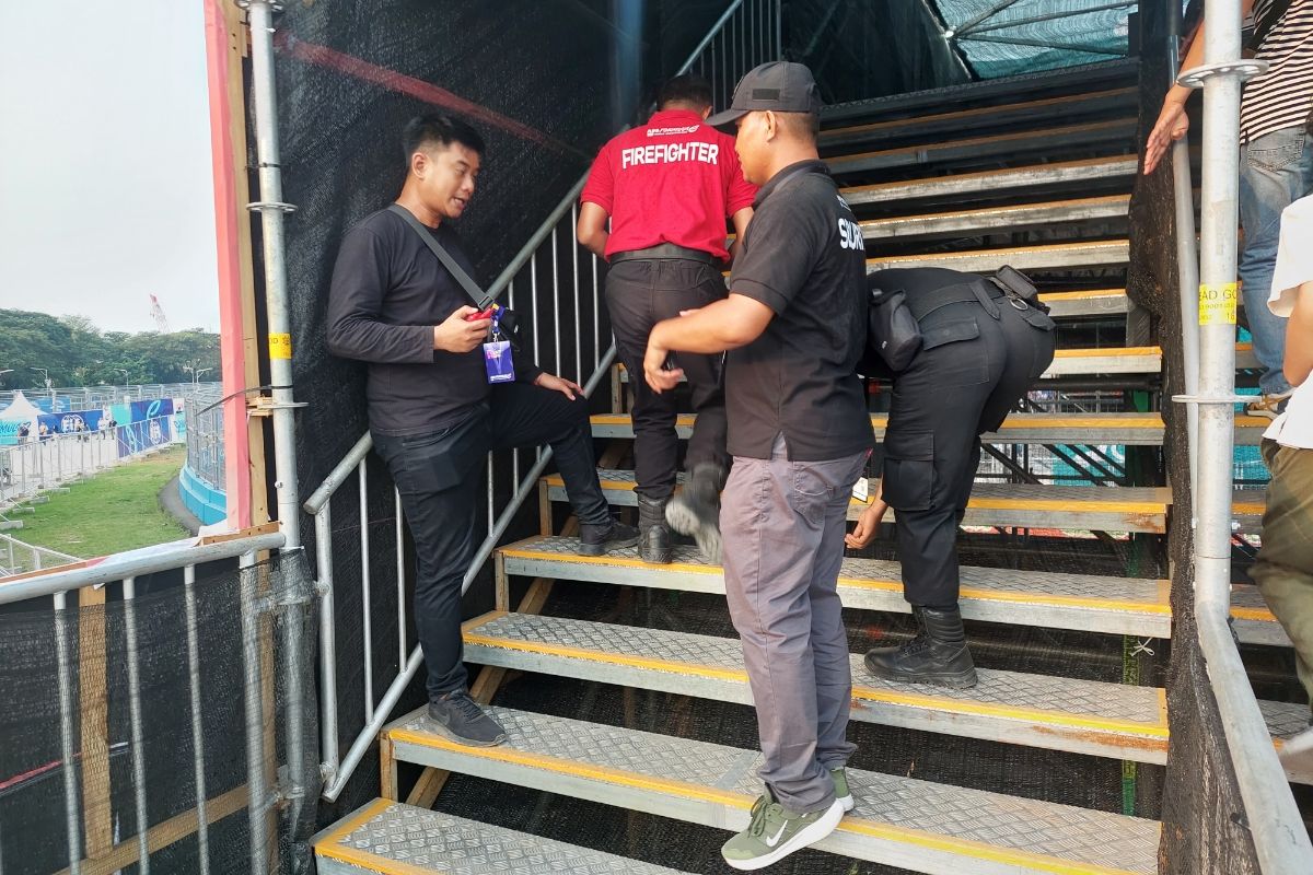 Salah satu anak tangga dari jembatan penyebrangan orang (JPO) dari kategori duduk grandstand 2D menuju area podium di sirkuit Formula E Jakarta patah pada Minggu (4/6/2023) sore.