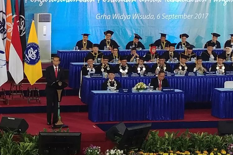 Presiden Joko Widodo berpidato dalam sidang terbuka Dies Natalis IPB di Kampus IPB, Bogor, Rabu (6/9/2017).